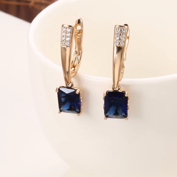 Rose gold stud earrings - Picture 3 of 4